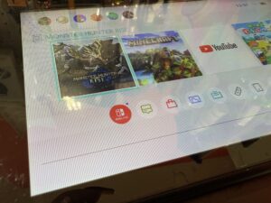 Nintendo Switchの液晶画面に縦線ノイズが入り、画面表示が乱れている状態。川口市での液晶交換修理事例。
