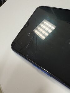 OPPO Reno Aの画面が大きく割れている状態。フロントパネル全体にひびが入り、操作がしづらい状況を示した写真。川口市でのスマホ画面修理事例。
