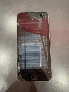 画面割れと縦線による表示不良が発生しているiPhone SE第2世代の修理前の状態（川口市・即日修理対応）
