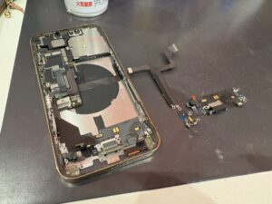 iPhone13 Proの充電口修理中の内部写真。充電不良の原因となるドックコネクタを取り外し、即日修理対応を行っている様子（川口市）
