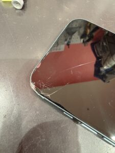 画面端が割れてしまったiPhone16の修理前の状態（川口市・さいたま市）
