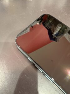 画面修理後に表示とタッチ操作を確認しているiPhone16（川口市・さいたま市）
