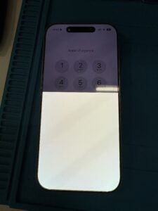 iPhone16 Proの液晶に表示不良が発生している修理前の状態。さいたま市・川口市で液晶修理対応。