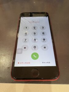 iPhone SE第2世代の画面が割れている修理前の状態。川口市で即日画面修理に対応。
