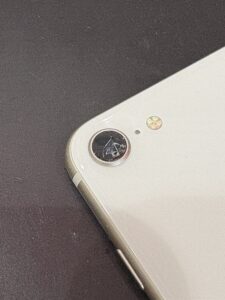 iPhone SE第3世代の外カメラレンズガラスが割れている状態。川口市で即日修理対応可能です。