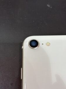 iPhone SE第3世代の外カメラレンズガラス交換後の状態。川口市で即日修理、データそのままで対応。