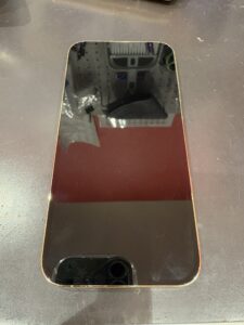 画面割れと液晶不具合が発生しているiPhone13ProMaxの修理前の状態｜川口市
