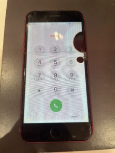 画面割れと液晶漏れが発生しているiPhone SE第2世代の修理前の状態｜川口市の即日修理事例