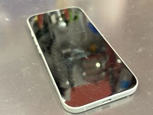 iPhone16の画面が割れてしまった状態。修理前の画面割れの様子（川口市）
