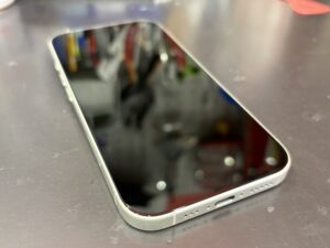 iPhone16の画面割れ修理後の状態。画面交換で綺麗に復旧（川口市）
