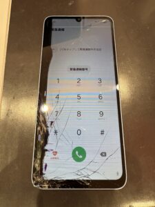 Galaxy A25 5Gの画面割れと液晶表示不良が発生している状態