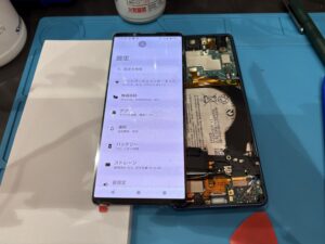Xperia5Ⅳの画面交換作業中の内部基板とバッテリーの様子 