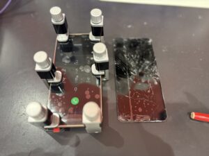 AQUOS Sense3の画面を取り外し作業している様子（データそのまま修理）