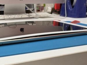 バッテリー膨張により画面が浮いているiPad第5世代の状態 