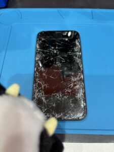 全体が激しく割れているiPhone11のフロントガラス修理前の状態
