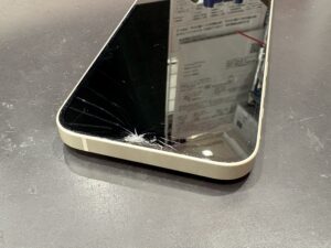iPhone14の角からひび割れが広がっている画面割れの状態
