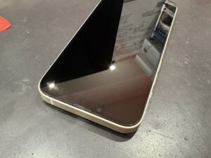 画面交換後きれいに修復されたiPhone14のフロントガラス
