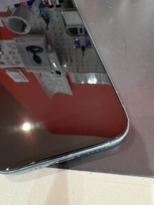 iPhone16の側面フレームと画面ガラスのひび割れ部分