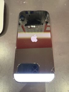 戸田市よりご来店のiPhone16Pro。画面破損により起動時の表示に不具合が出ている状態。