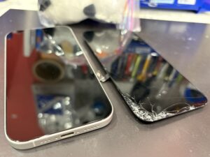 割れたiPhone16の画面と修理後の比較写真（川口市で即日画面割れ修理・データそのまま）