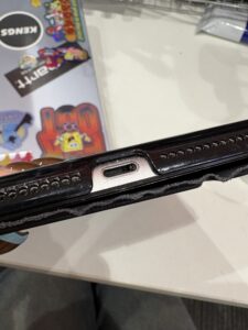 ライトニング端子内部の異物を取り出し充電可能になったiPad
