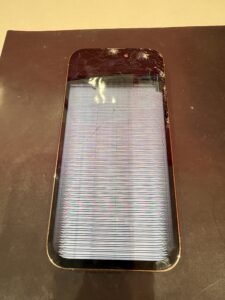 液晶破損により操作できなくなったiPhone14Pro
