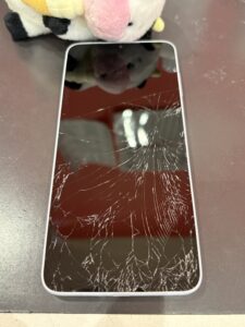 画面が大きく割れているGalaxy A25 5Gの修理前 ガラス割れ 川口市