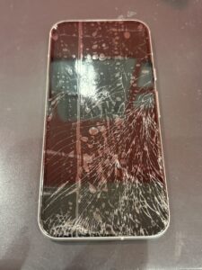 画面全体がひび割れたGoogle Pixel8aの修理前の状態 ガラス割れ 川口市