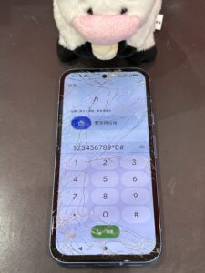 Google Pixel8Aの画面が大きく割れている状態（修理前・戸田市よりご来店）