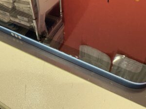 画面下部にガラス割れがあるiPad第10世代の修理前の状態（川口市） 