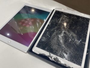 画面が激しく割れたiPad第7世代と修理後に綺麗に表示された状態の比較（川口市での画面修理）