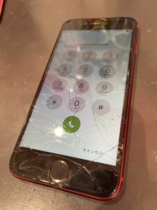 画面割れとタッチ不良が発生しているiPhoneSE第3世代(修理前)