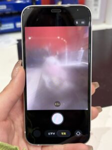 外カメラが曇ってぼやけているiPhone12miniの状態(川口市)