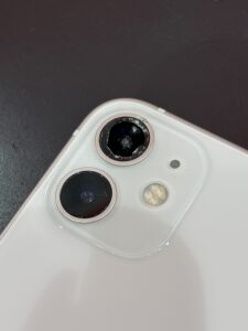 iPhone12miniの外カメラレンズガラスが割れている状態（修理前・川口市）