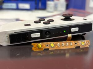 川口市でのNintendo SwitchジョイコンSL/SRボタン修理作業の様子