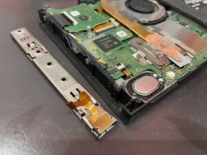 ジョイコンが充電できない・認識されない原因となるスライドレールパーツを交換するNintendo Switchの修理作業（板橋区から来店）