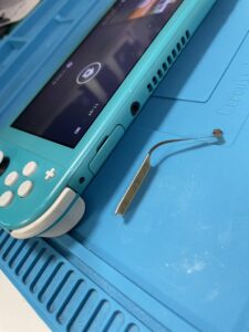 電源・音量ボタンのフレックスケーブルが破損したNintendo Switch Liteの修理作業(戸田市から来店)