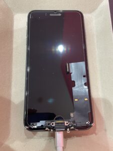 戸田市より来店のiPhone SE第3世代 充電口修理部品交換の様子