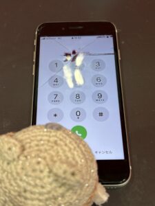 川口市より来店のiPhone SE第3世代液晶線と表示異常が発生している状態