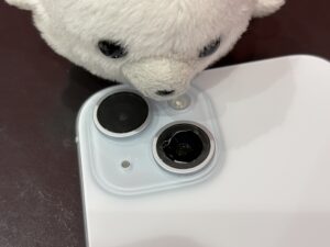 川口市より来店のiPhone15外カメラレンズが割れている状態
