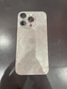 背面ガラスとカメラレンズが大きく破損したiPhone15Proの修理前写真