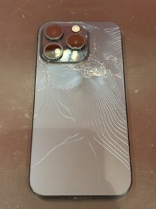 背面ガラスが大きく割れてしまったiPhone15Proの修理前写真