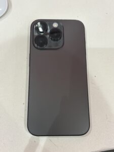 背面ガラス修理後の綺麗な状態のiPhone15Pro