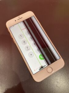 川口市より来店のiPhone8 液晶に縦線が入った画面故障状態