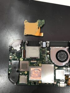 戸田市より来店のNintendo Switch Liteソフト読み込み不良修理作業の様子