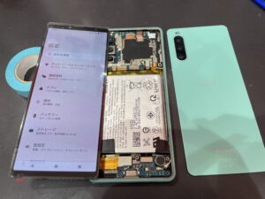 画面修理中のXperia 10 IV。ディスプレイを取り外し内部パーツを確認している様子