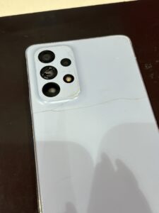 カメラ周辺の背面パネルが割れたGalaxy A53の修理前の状態。バックパネルに亀裂が入っている。