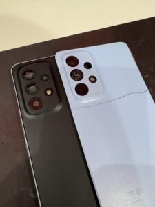 背面パネル交換後のGalaxy A53。割れがなくなり綺麗な状態へ復旧した端末。