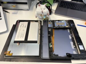 2枚目：
Doogee T10のボタン陥没および画面浮き修理事例。吉川美南で対応したタブレット修理。