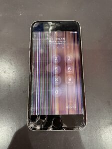 液晶に縦線が発生し、表示不良となったiPhone SE第2世代の修理前の状態。画面下部にはガラス割れも見られる。